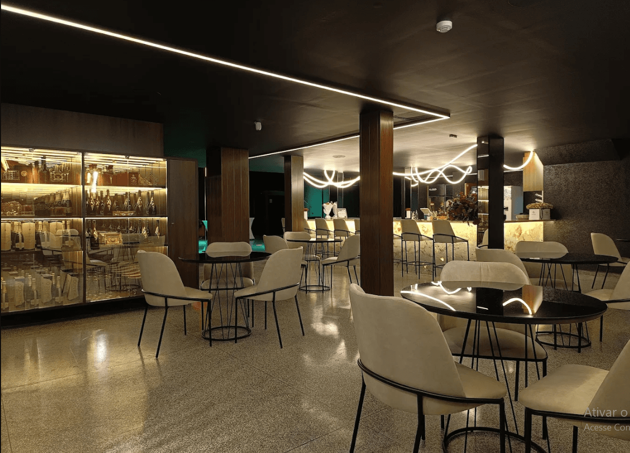 Ambiente sensual e provocante de boate com luz neon